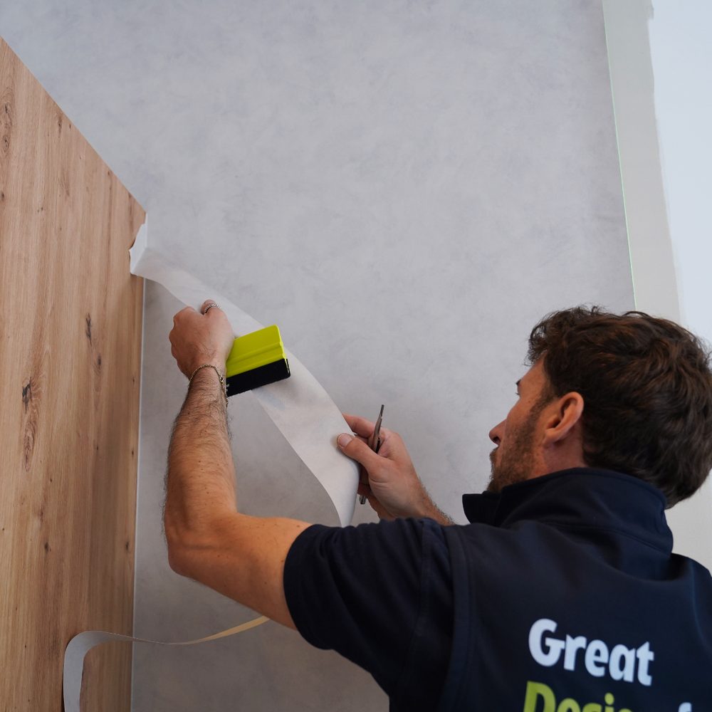 Pose de revêtement décoratif mural